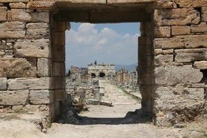 frontinus straße in der antiken stadt hierapolis, türkei foto