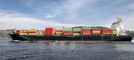 Containerschiff mit Gütern foto