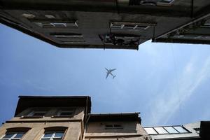 Flugzeug, das über die Stadt fährt foto