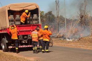 brasilia, brasilien, 26. juli 2022 feuerwehrleute arbeiten daran, ein feuer in der nähe des indianerreservats karriri-xoco und tuxa im nordwesten von brasilia zu löschen foto