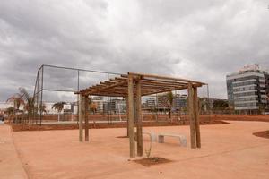 brasilia, brasilien 10. august 2022 ein neu errichteter fußball- und basketballplatz im burle marx park im nordwesten von brasilia, bekannt als noroeste foto