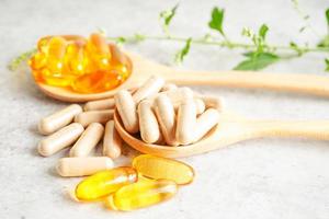 alternative Medizin pflanzliche Bio-Kapsel mit Vitamin E Omega 3 Fischöl, Mineralstoff, Medikament mit Kräuterblatt natürliche Nahrungsergänzungsmittel für ein gesundes und gutes Leben. foto