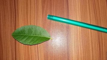 Stift und Blatt auf dem Schreibtisch foto