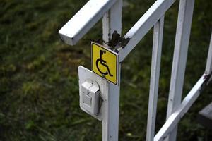 ein integrativer Ansatz für das Gebäude und das Behindertenschild. ein Hilferuf für Behinderte. foto