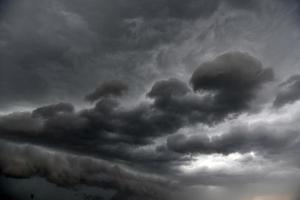 Schwarze Gewittersturmwolken an einem Sommertag. schönes schreckliches Gewitter. foto