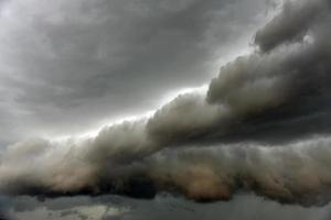 Schwarze Gewittersturmwolken an einem Sommertag. schönes schreckliches Gewitter. foto