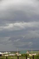 Schwarze Gewittersturmwolken am Horizont an einem Sommertag. foto