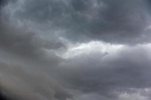 Schwarze Gewittersturmwolken an einem Sommertag. schönes schreckliches Gewitter. foto