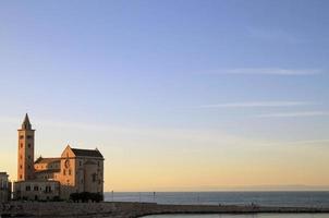 der himmel über trani, italien, während des sonnenuntergangs foto