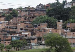 eine Favela in Brasilien mit billigen Häusern auf einem Hügel foto