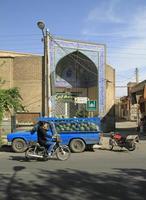 kashan, iran - 15. juni 2018 - mit wassermelonen gefüllter pickup in der stadt kashan, iran foto