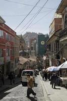 2. juni 2019, - la paz, bolivien - straßenszene in la paz, bolivien, mit menschen, die die steilen, belebten straßen der stadt überqueren. foto