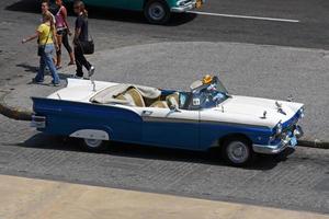 Havanna, Kuba - 2. Juli 2019 - Taxifahrer und ihre Oldtimer in Havanna, Kuba. foto