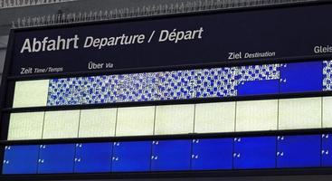 frankfurt, deutschland - 13. juli 2021 - fehlerhafte fahrplananzeige des deutschen zugverkehrs am frankfurter bahnhof. foto