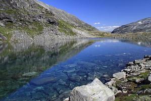 Klares Wasser eines Gletschersees in Norwegen foto