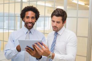 junge Geschäftsleute mit digitalem Tablet im Büro