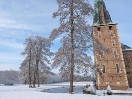 Winterzeit auf einem Schloss in Deutschland foto