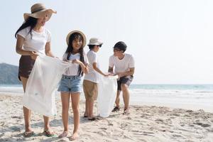 asiatische familie, die am strand mit kindern spaziert, glückliches urlaubskonzept foto