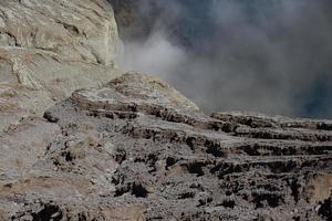 Detail vom Vulkan und Krater Kawah Ijen, Indonesien foto