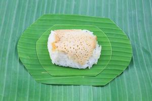 klebriger reis mit gedünstetem pudding auf bananenblättern, süßer klebriger reis, thailändisches süßes dessert, original thailändisches essen foto