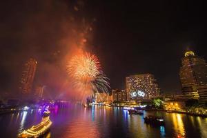 feuerwerk mit rauch am chao phraya fluss in der countdown-feierparty 2016 bangkok thailand foto