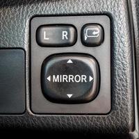 Schalterknopf einstellen oder Seitenspiegel in einem Auto steuern foto