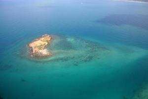 paradiesische tropische insel in form einer welle, thailand foto