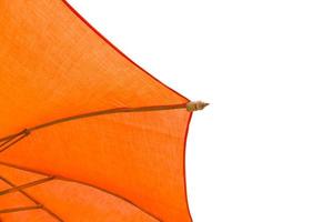 orange Sonnenschirm oder Regenschirm auf weißem Hintergrund. foto