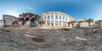 Vollkugelförmiges, nahtloses HDRI-Panorama 360-Grad-Winkelansicht Betonstrukturen des verlassenen zerstörten Gebäudes der Zementfabrik in equirectangularer Projektion, vr ar-Inhalt