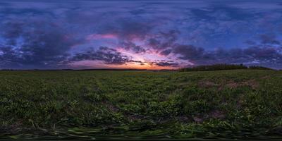 Vollständiges, nahtloses sphärisches HDRI-Panorama 360-Grad-Winkelansicht zwischen Feldern im Sommerabendsonnenuntergang mit fantastischen blau-rosa-roten Wolken in equirectangularer Projektion, bereit für die virtuelle Realität von vr ar