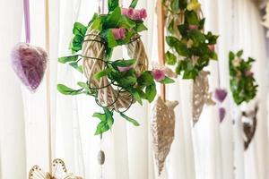 Schöne Blumen auf einem eleganten Esstisch am Hochzeitstag. Dekorationen, die auf dem festlich gedeckten Tisch in verschwommenem Hintergrund serviert werden foto