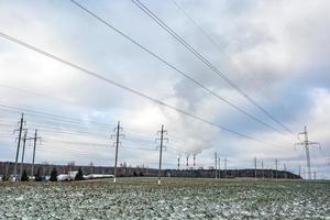 Silhouette der Hochspannungsmasttürme auf dem Hintergrund schöner Wolken foto