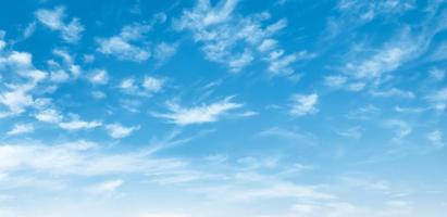 Panorama blauer Himmel mit weißem Wolkenhintergrund foto