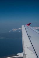 blauer Himmel und Wolken im Flugzeug foto