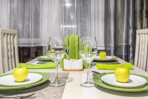 Gästetisch im Inneren der modernen Luxusküche in Studio-Apartments im minimalistischen Stil mit grüner Farbe foto