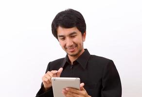 glücklicher Mann mit digitalem Tablet foto