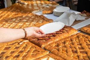 hand mit leerem pappteller wartet auf kuchen foto