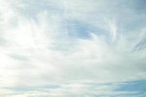 Hintergrund des blauen Himmels mit winzigen Stratus-Zirrus-gestreiften Wolken. Clearingtag und gutes windiges Wetter foto