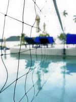 Detail des Volleyballnetzes über Blue Water Swimming Pool in einem Resort in Phuket, Thailand foto