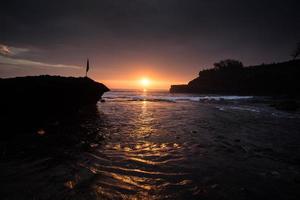 Sonnenuntergang über hinduistischen Tempel pura tanah viel, bali, Indonesien foto