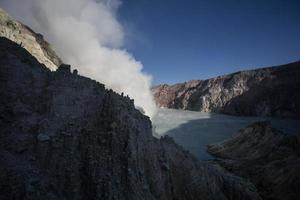Schwefeldämpfe aus dem Krater des Vulkans Kawah Ijen, Indonesien foto