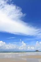 Strand und wunderschönes tropisches Meer foto