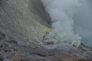 Schwefeldämpfe aus dem Krater des Vulkans Kawah Ijen, Indonesien foto