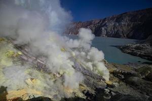 Schwefelmine im Krater des Vulkans Ijen, Ost-Java, Indonesien foto