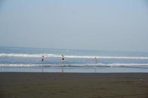 im Urlaub am Strand Ball spielen foto