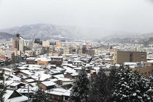 Blick auf die Stadt Takayama in Japan im Schnee foto