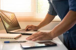 mann, der zu hause am laptop arbeitet. foto