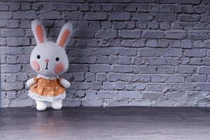 Osterhase mit bunten Eiern foto