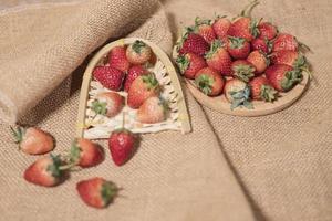 Erdbeeren in einem Holztablett foto