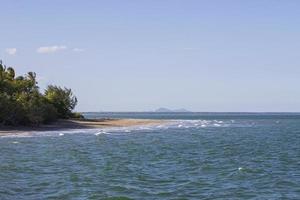 Strand mit klarem Himmel foto